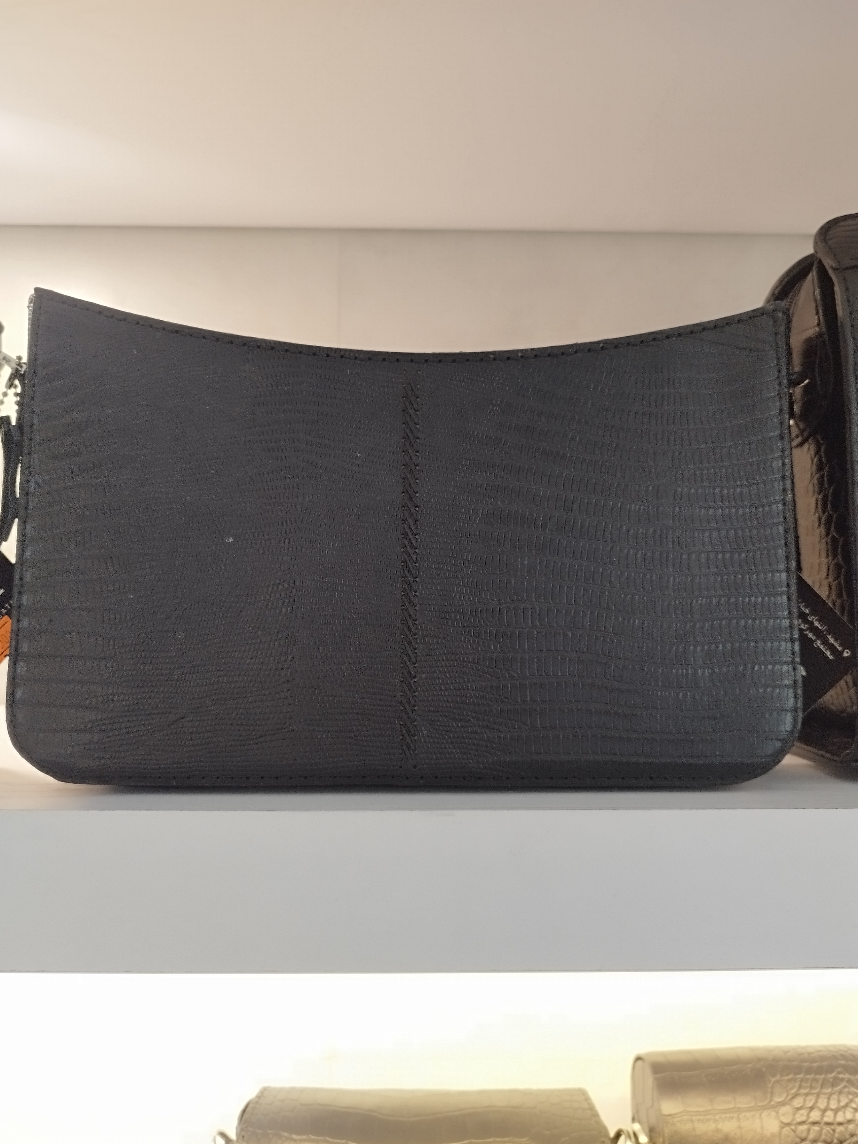 کیف چرم‌طبیعی دوشی‌ودستی زنانه مدل 059 دست‌دوز برندچرم‌چارمند