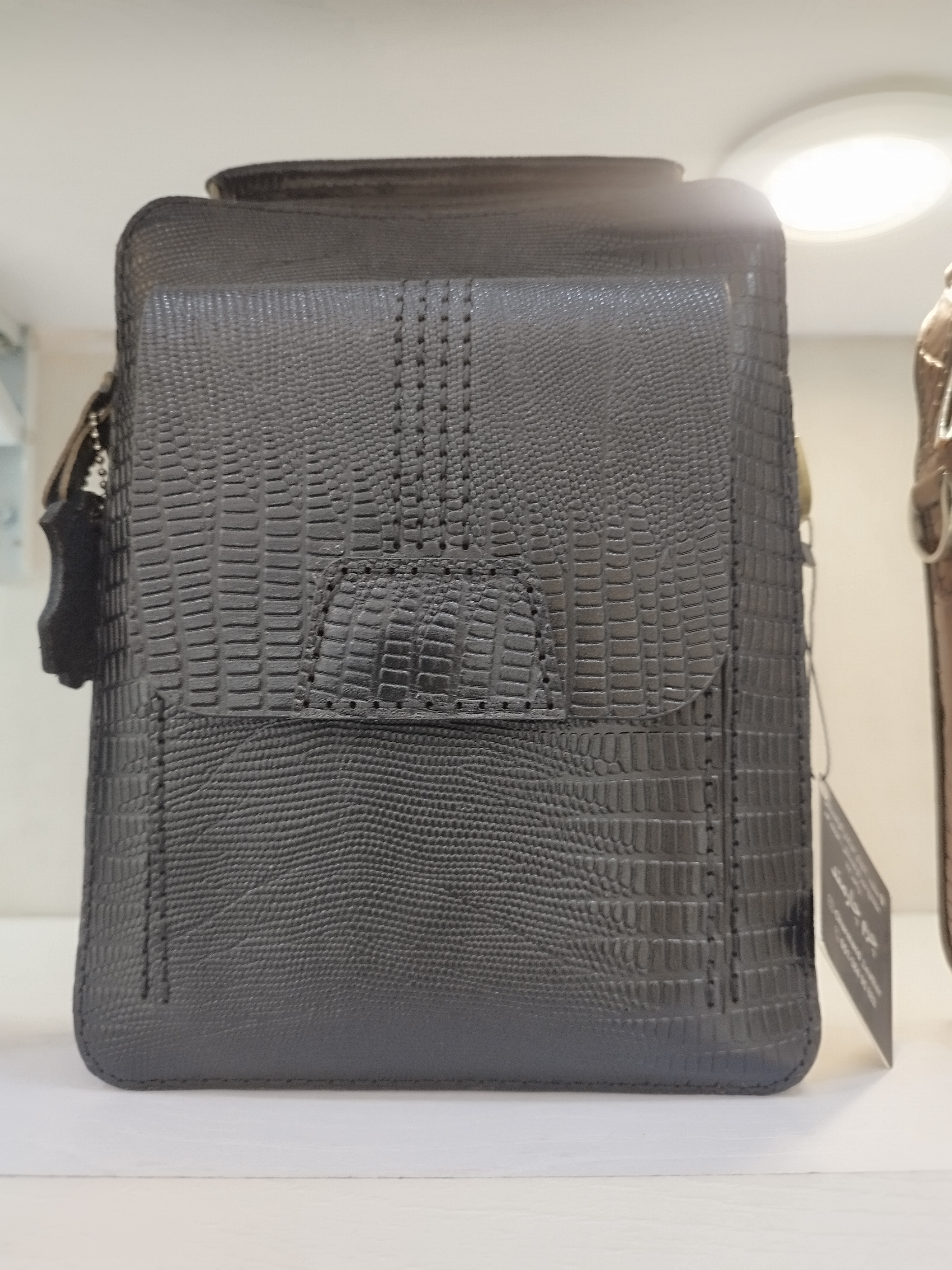 کیف چرم‌طبیعی دوشی‌ودستی مردانه مدل 062 دست‌دوز برند‌چرم‌چارمند
