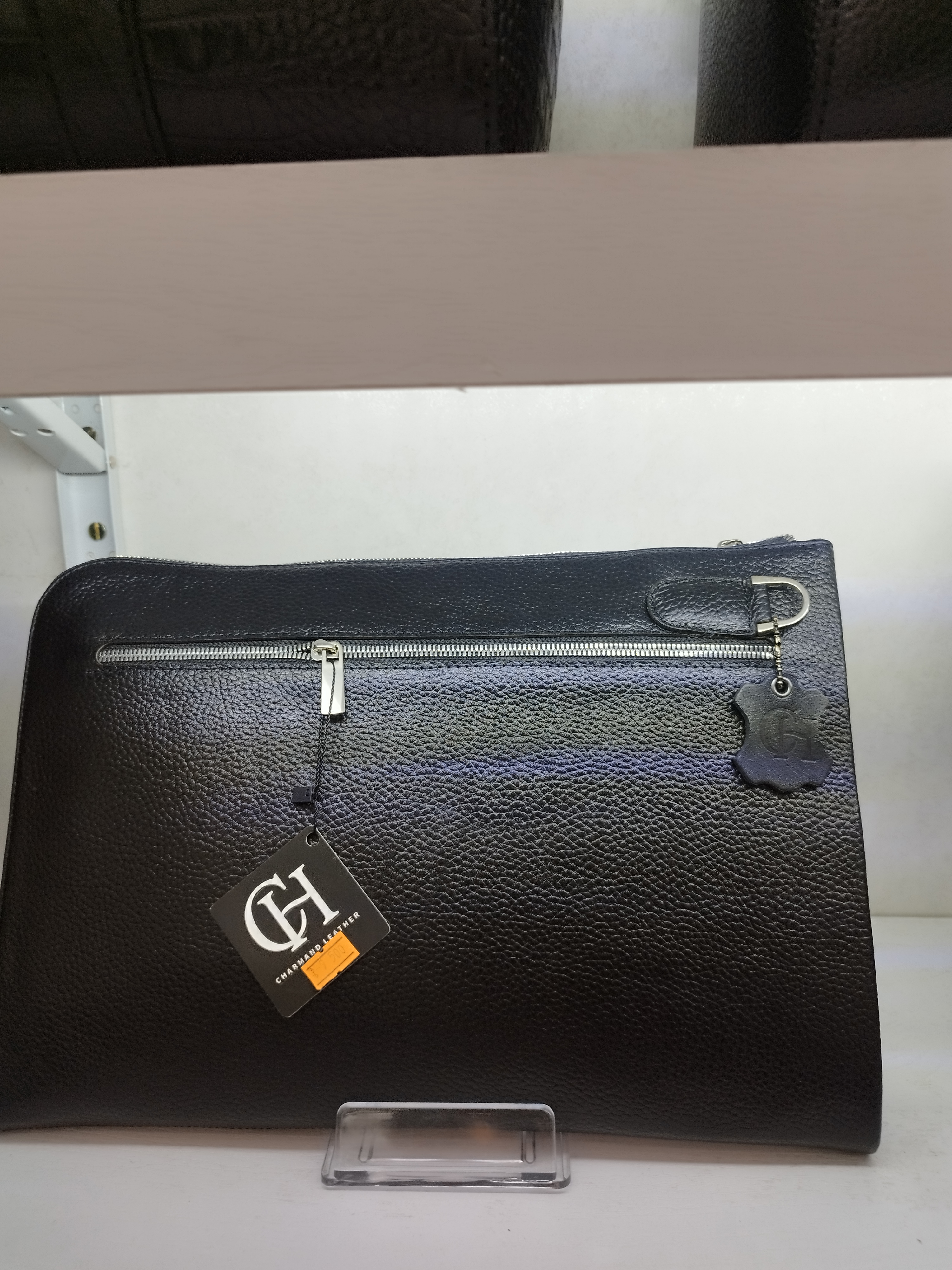 کیف چرم‌طبیعی دوشی‌ودستی فولدر مدل 069 چرخدوز برندچرم‌چارمند