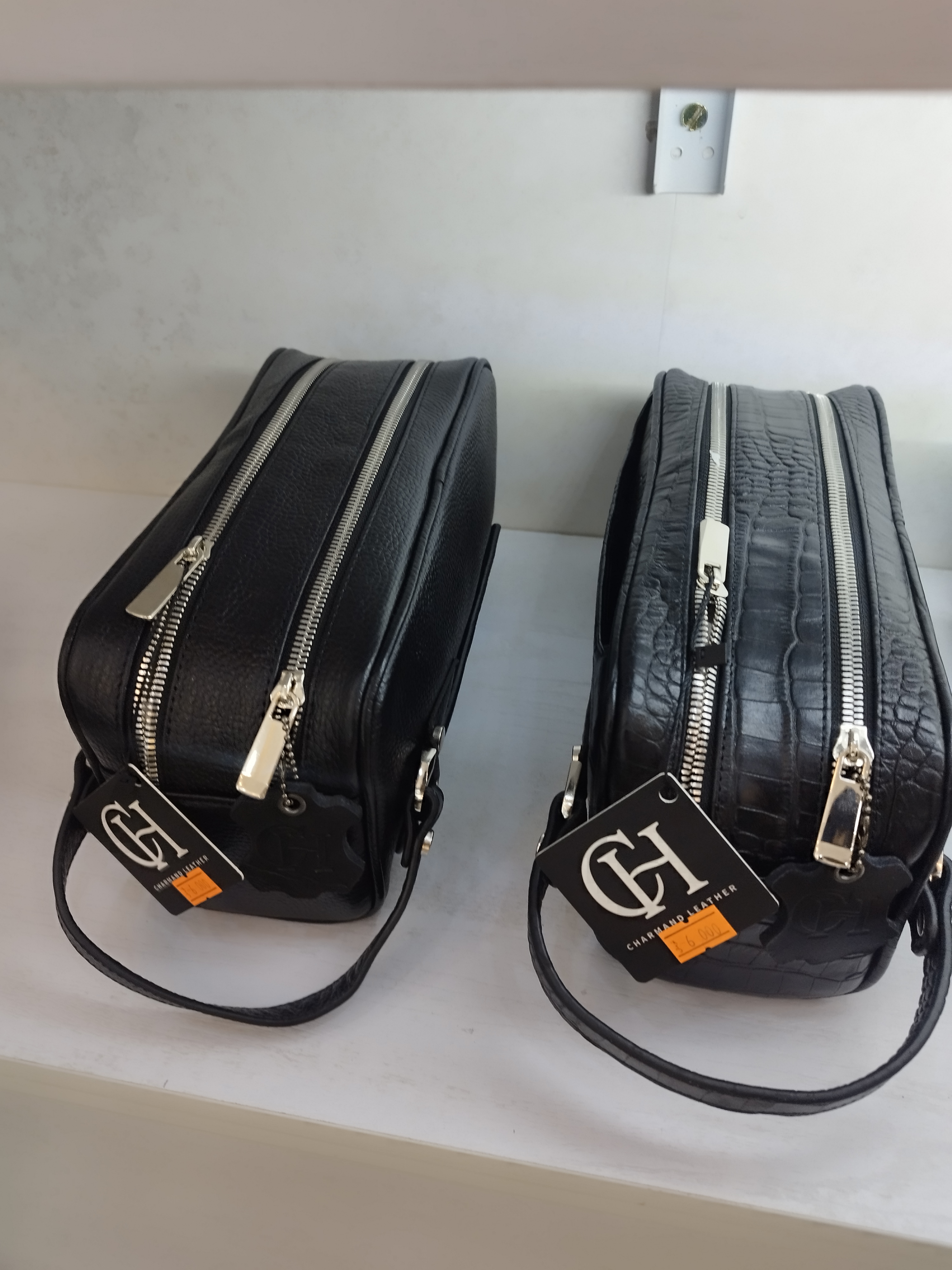 کیف چرم‌طبیعی دستی شوزبگ مدل 076 چرخدوز برند چرم‌چارمند