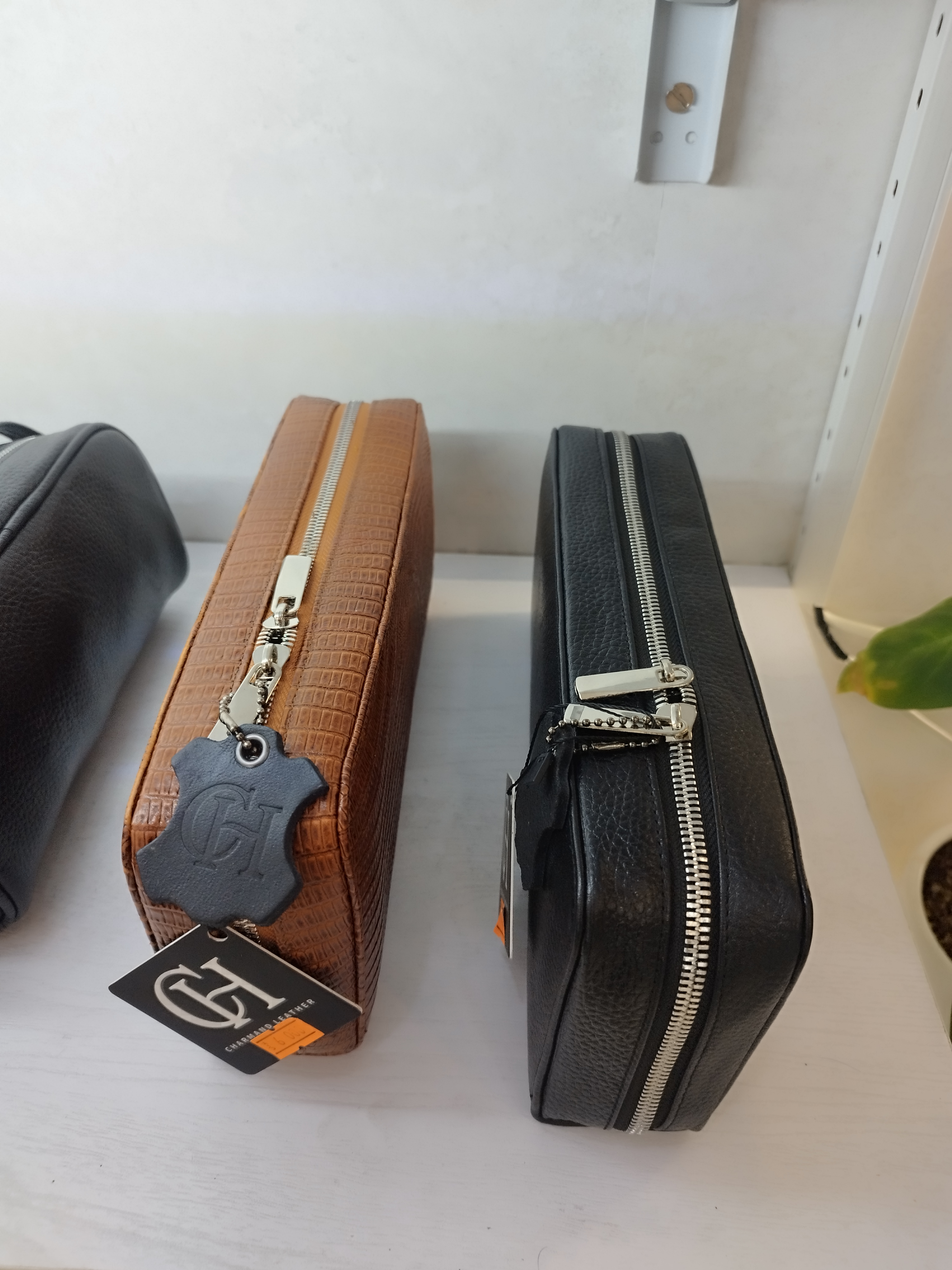 کیف چرم‌طبیعی دستی شوزبگ مدل 080 چرخدوز برندچرم‌چارمند